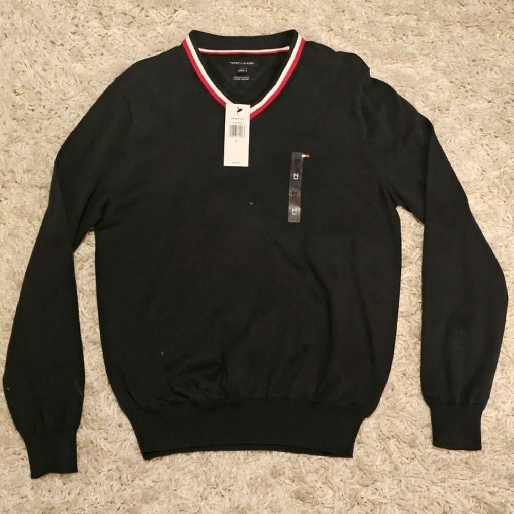 NWT Men's Tommy Hilfiger navy blue V-neck Sweater (size: medium)